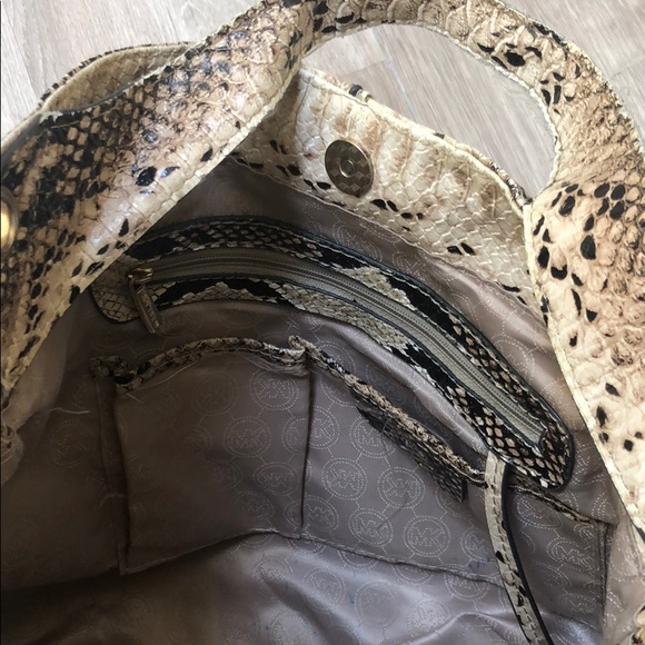 Michael Kors like purse! - Picture 4 of 5